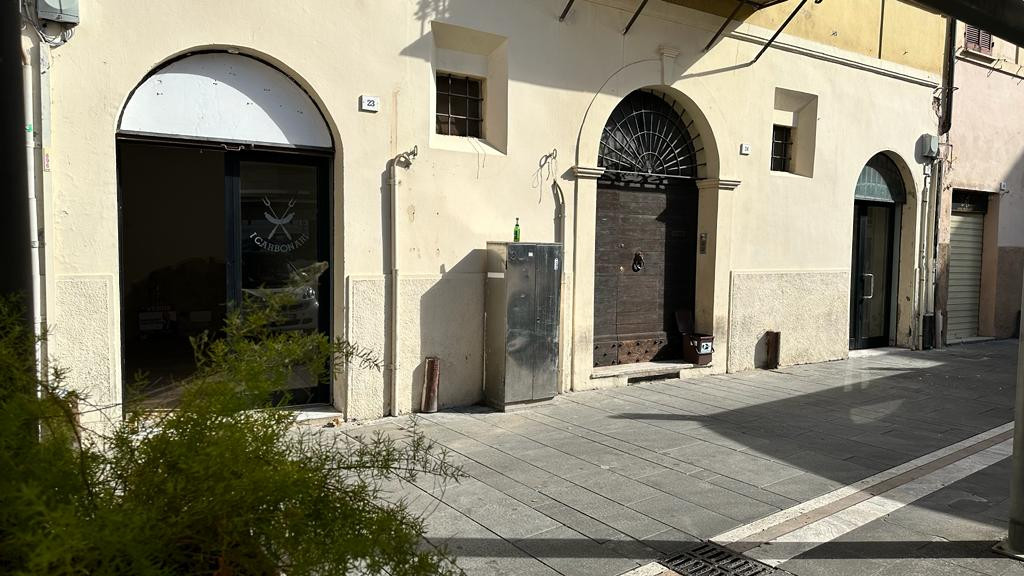 Locale commerciale Piazza dei Grano n. 23-25, Foligno 