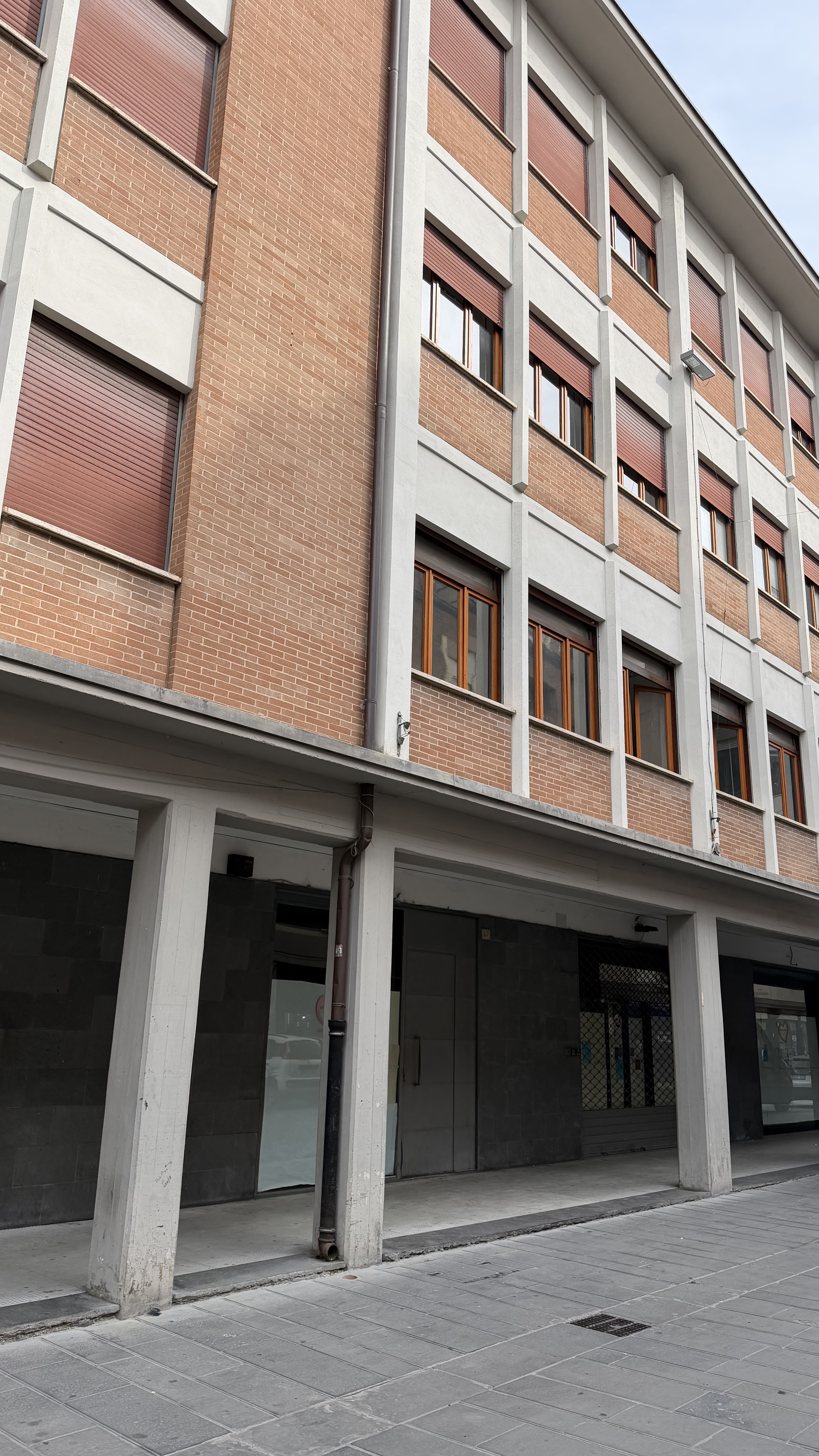 Negozio Via Umberto I n. 47, Foligno 