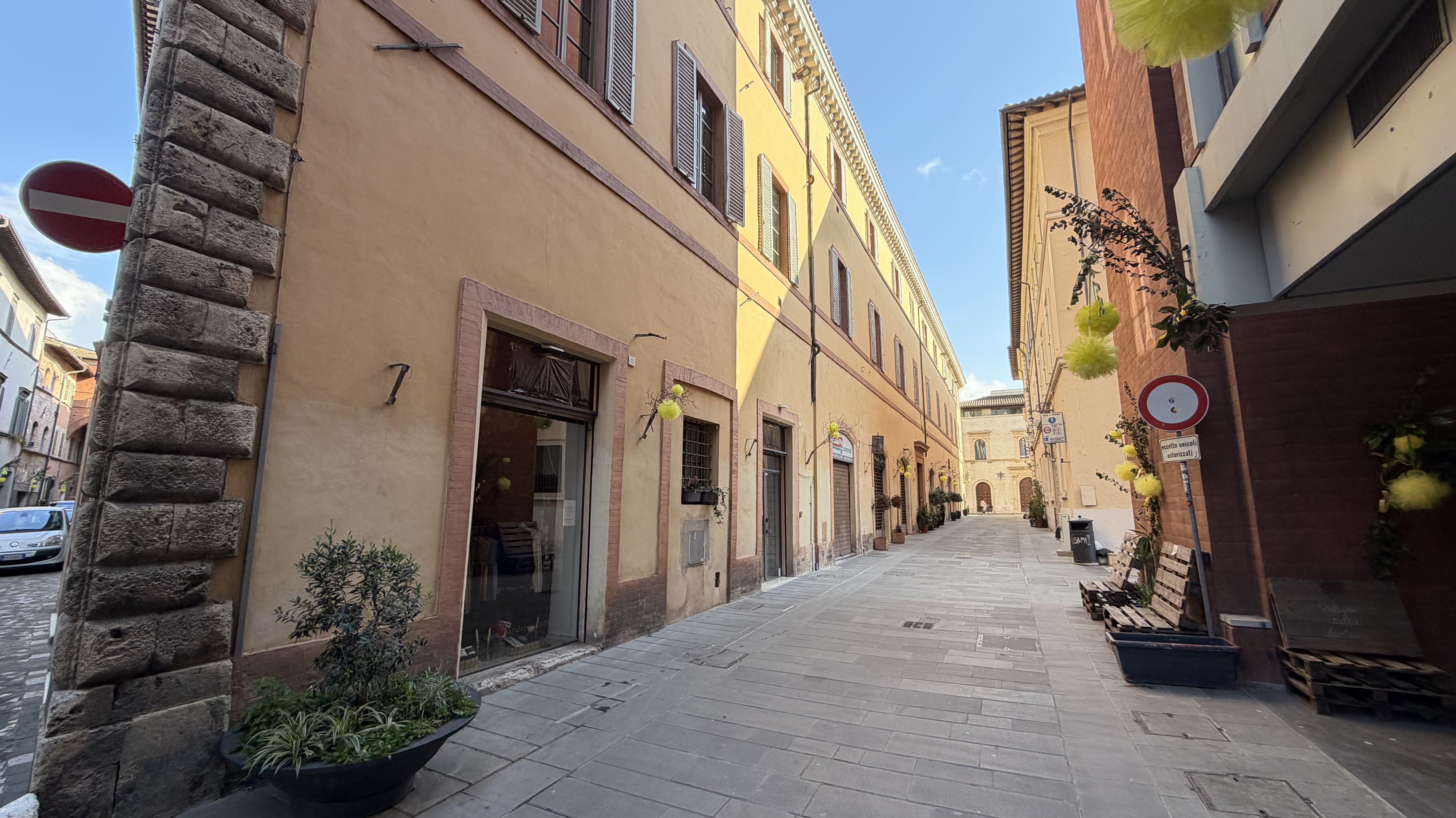 Locale commerciale Via Rutili n. 20, Foligno