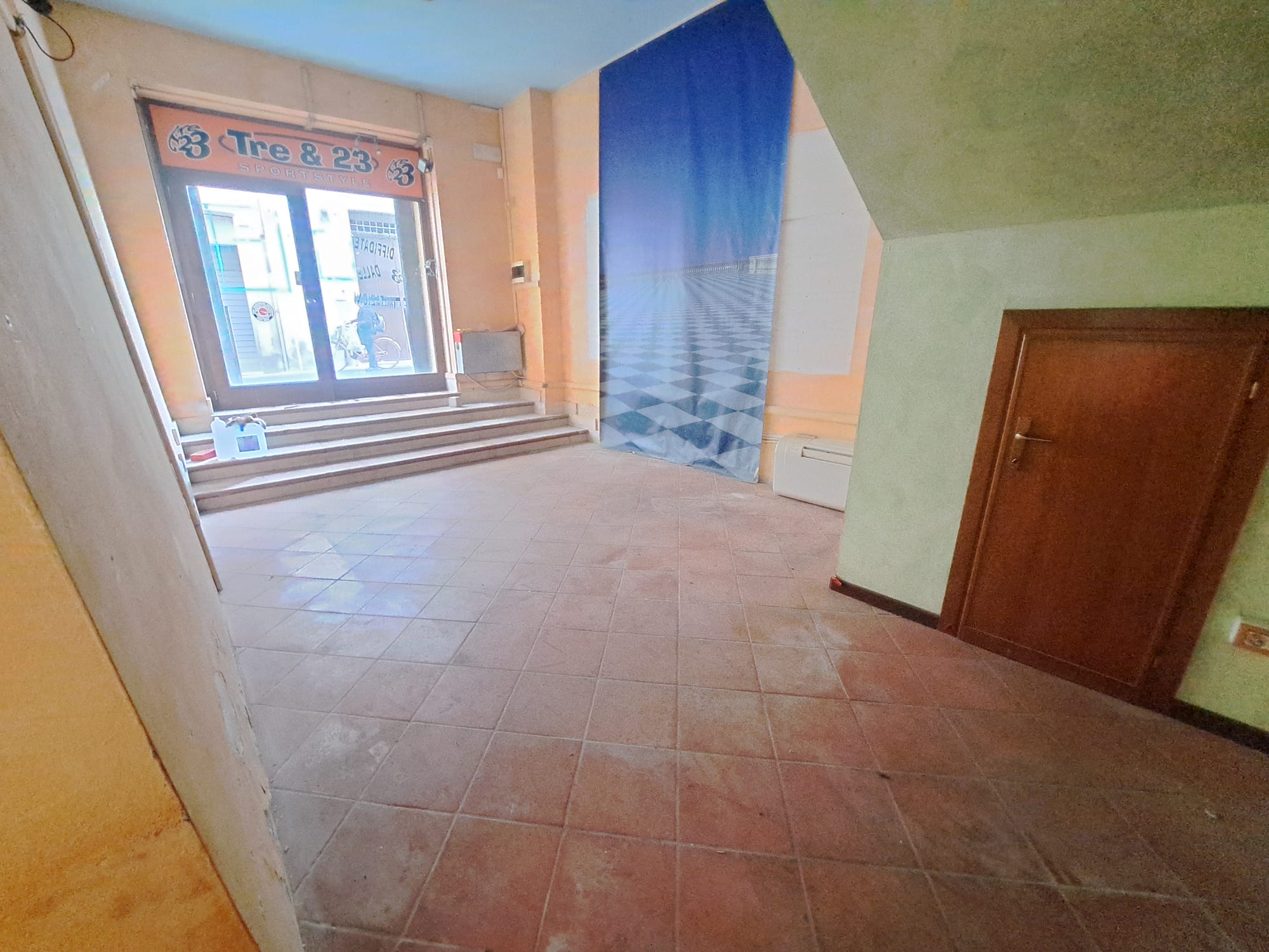 Negozio Via Benedetto Cairoli n. 30, Foligno 